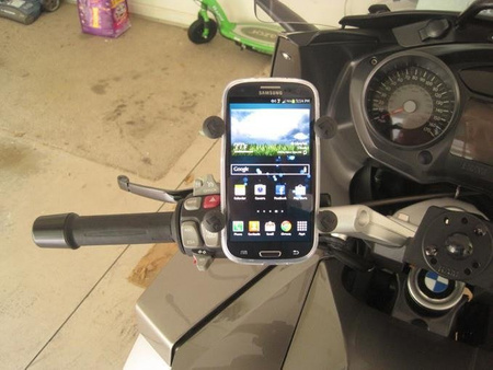 RAM Mount uchwyt X-Grip™ do Apple 15 Pro montowany do ramy kierownicy